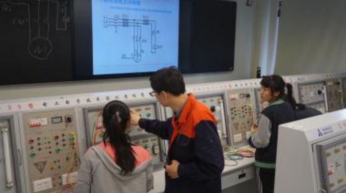 电工基础实训室1.jpg