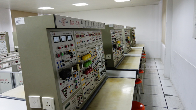电子电工实训室2.jpg
